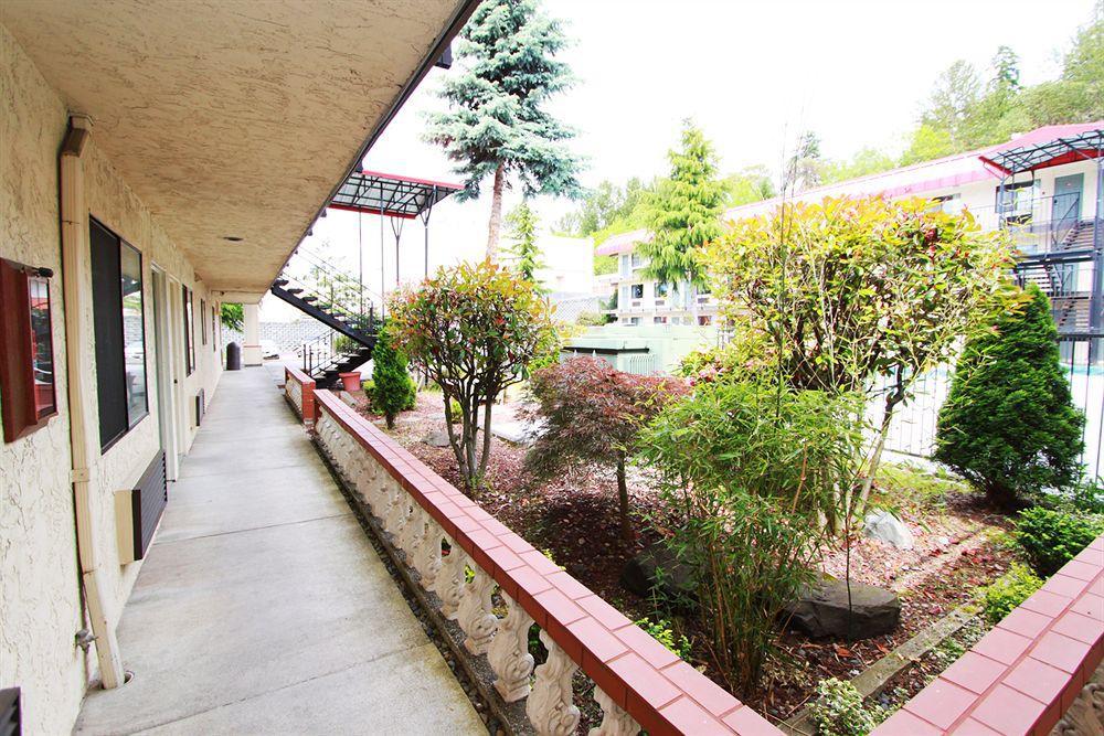 At Washington By Oyo I-405